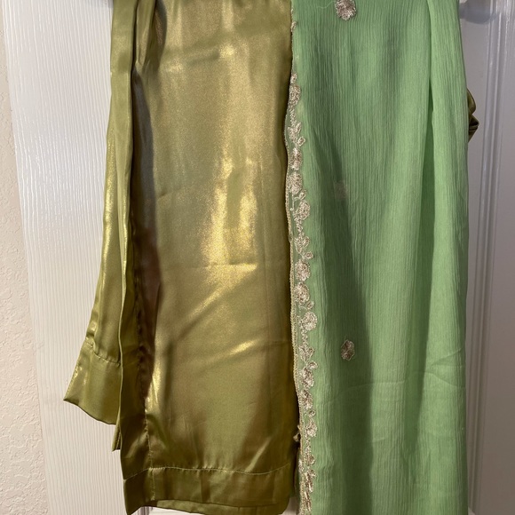 Selling this beautiful party wedding or eid wear - Picture 6 of 7